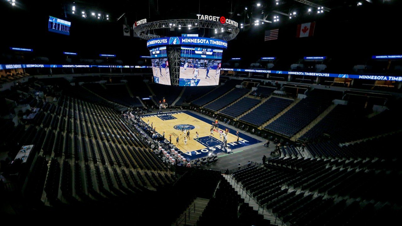 NBA ने “समुदायाच्या सुरक्षिततेला आणि सुरक्षिततेला प्राधान्य देण्यासाठी” वॉरियर्स-टिंबरवॉल्व्ह खेळ पुढे ढकलला.
