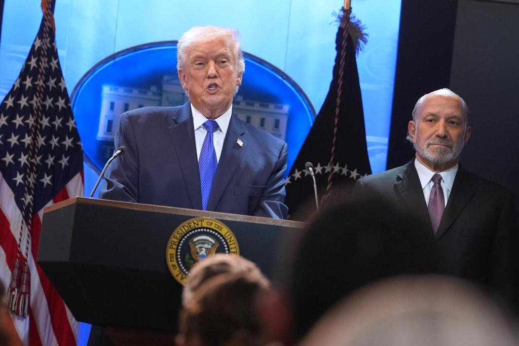 जेपी मॉर्गनने 6 जानेवारीच्या हल्ल्यानंतर ट्रम्प यांचे खाते बंद केल्याचे मान्य केले