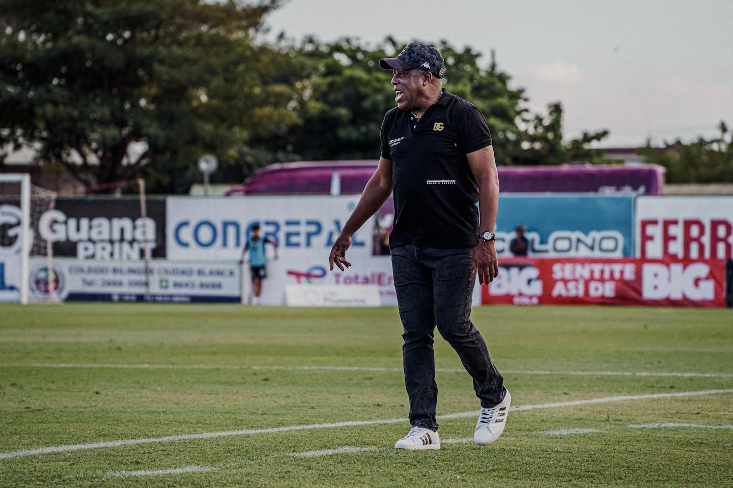 लायबेरियावर सप्रिसाच्या विजयानंतर हर्नान मेडफोर्ड एका पत्रकाराचा सामना करतो