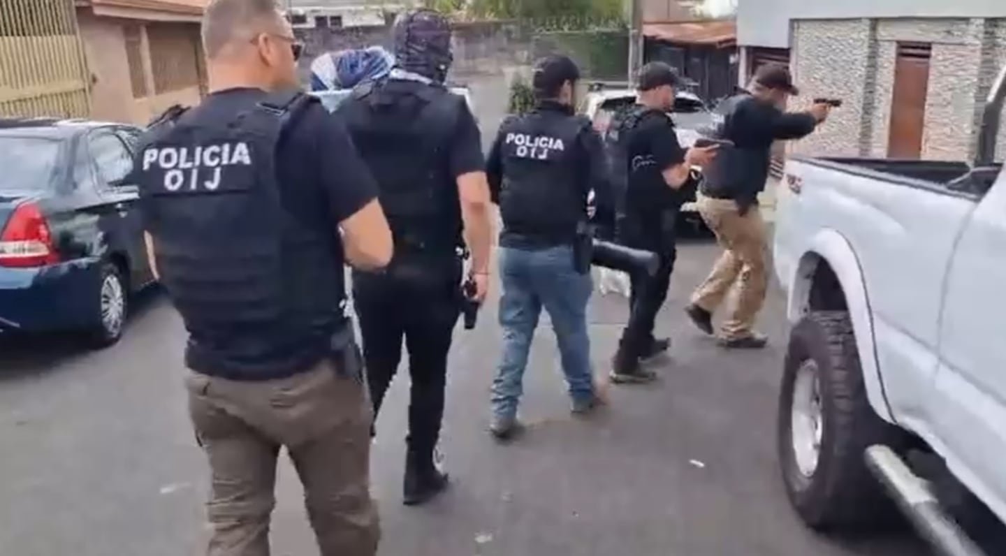 त्यांनी तीन मुलांना त्यांच्या घरासमोर एका परदेशी व्यक्तीची हत्या केल्याप्रकरणी अटक केली आहे