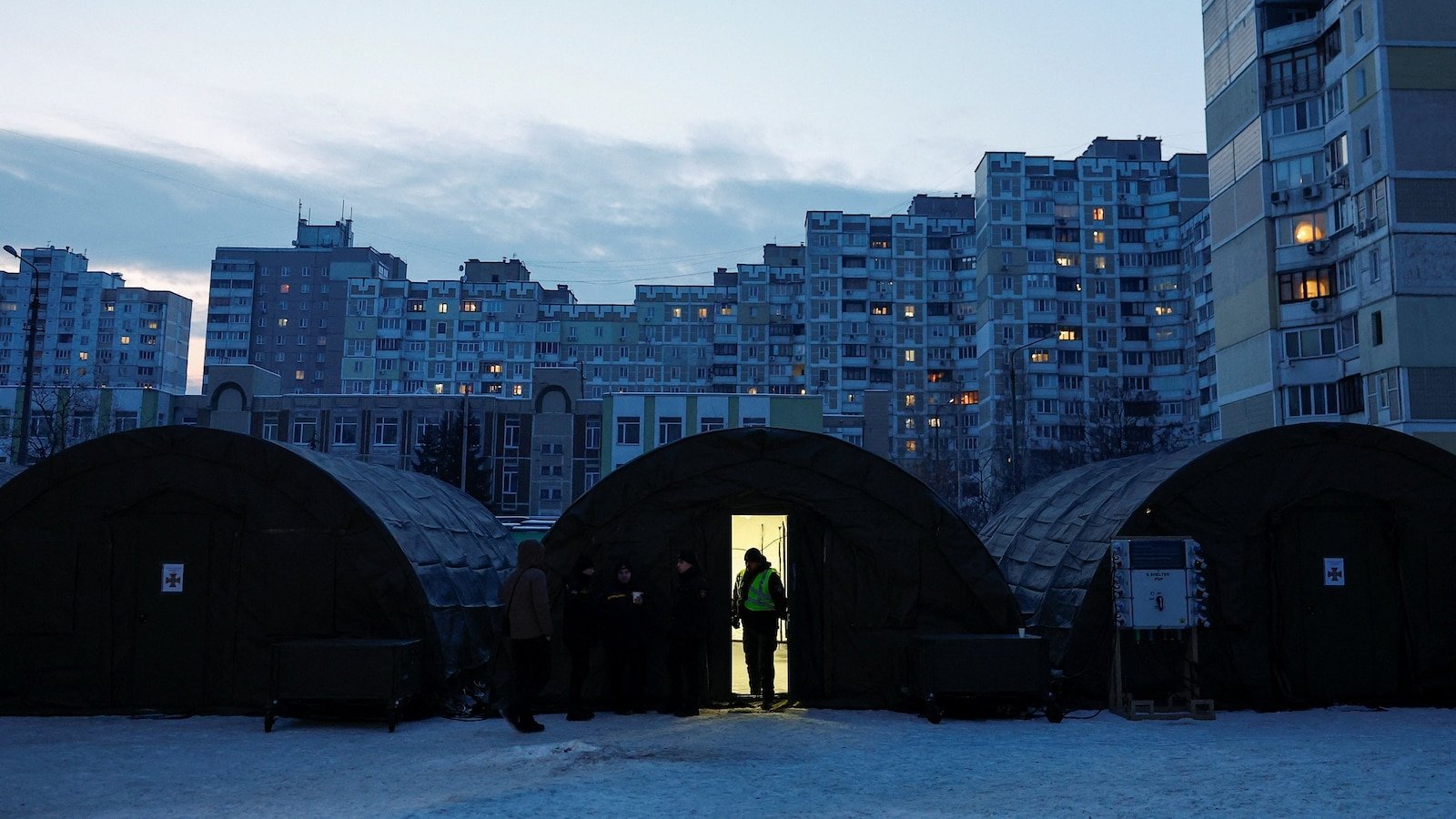 ‘सामान्य जीवन गायब झाले आहे’: रशियाच्या शक्ती आक्रमणामुळे युक्रेन अंधारात आणि कडाक्याच्या थंडीत बुडाले