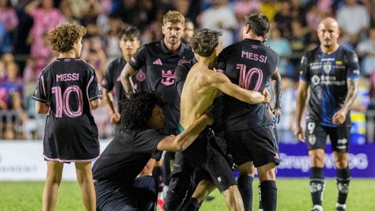 सुरक्षा हस्तक्षेपानंतर मेस्सी असुरक्षित राहिला ज्याने एक चाहता आणि तारा पाडला! | फुटबॉल बातम्या