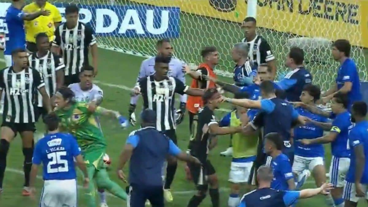 एका सामन्यात 23 रेड कार्ड! Cruzeiro आणि Atletico Mineiro चे सर्वांगीण भांडण झाले | फुटबॉल बातम्या