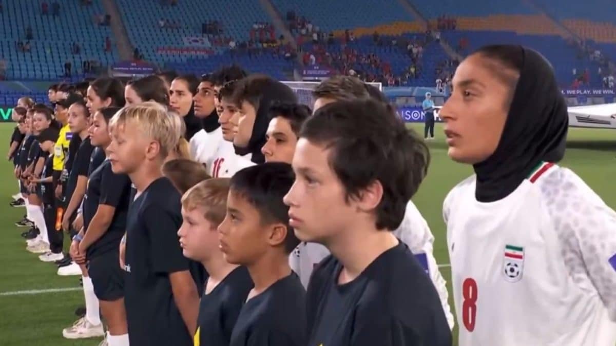 गप्प बस! इराणी महिलांनी 2026 आशियाई कप सुरू होण्यापूर्वी राष्ट्रगीत गाण्यास नकार दिला | फुटबॉल बातम्या