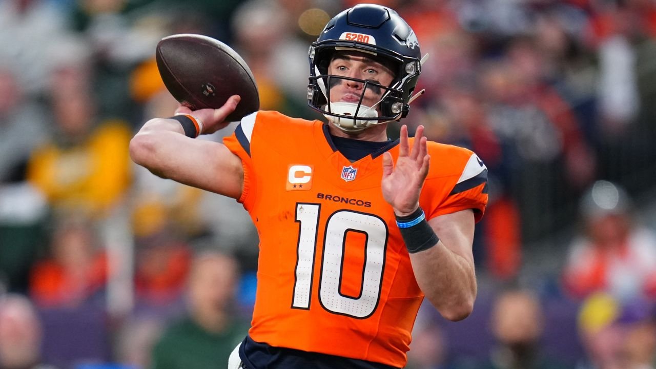 बो निक्सने पॅकर्सवर विजय मिळवून चार टीडी फेकल्यामुळे ब्रॉन्कोसने प्लेऑफचे स्थान पटकावले