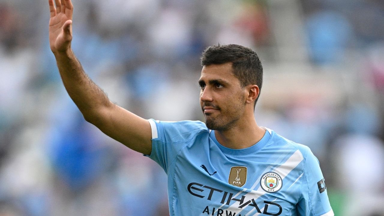 मँचेस्टर सिटी स्टार रॉड्रिने बंदी टाळली परंतु रेफरीच्या टिप्पण्यांमुळे त्याला $100,000 पेक्षा जास्त दंड ठोठावण्यात आला