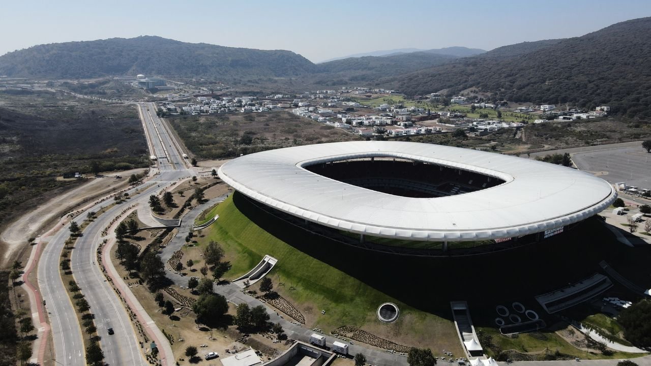 शीनबॉम म्हणाले की विश्वचषकाची सुरक्षा आणि हालचालींच्या शक्यतेचे मूल्यांकन करण्यासाठी फिफा मेक्सिकोला भेट देईल.