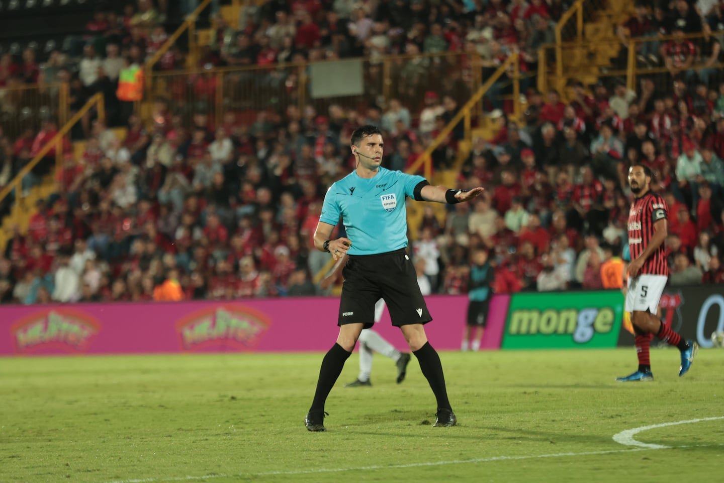 अलाजुएला वि स्पोर्टिंग: रोनाल्डो सिस्नेरोस विरुद्ध दंड रेफरी विश्लेषकाचा स्फोट