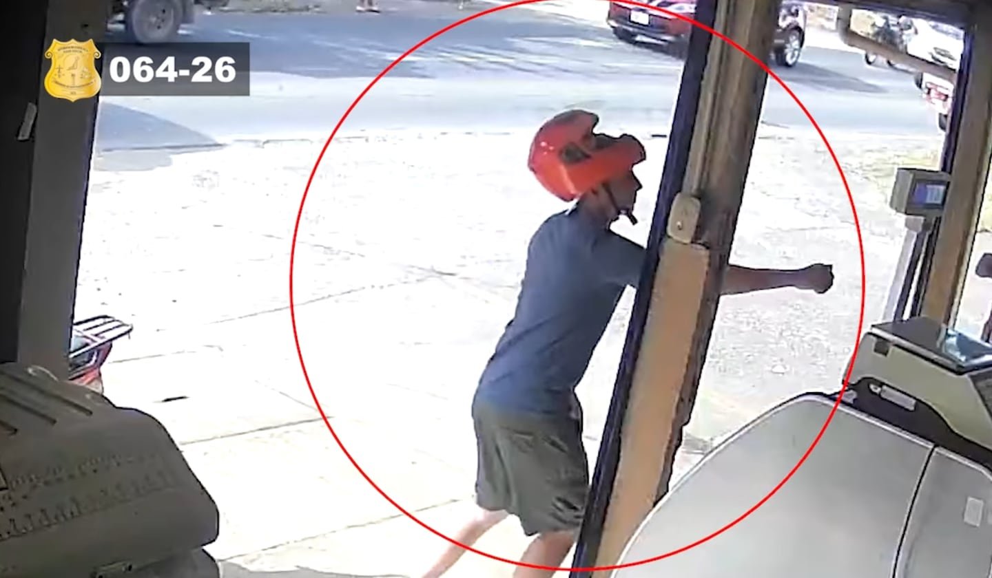 ते एका मोटारसायकलस्वाराचा शोध घेत आहेत ज्याने सॅन कार्लोस कसाईच्या दुकानात धमकीच्या नोट्स सोडल्या