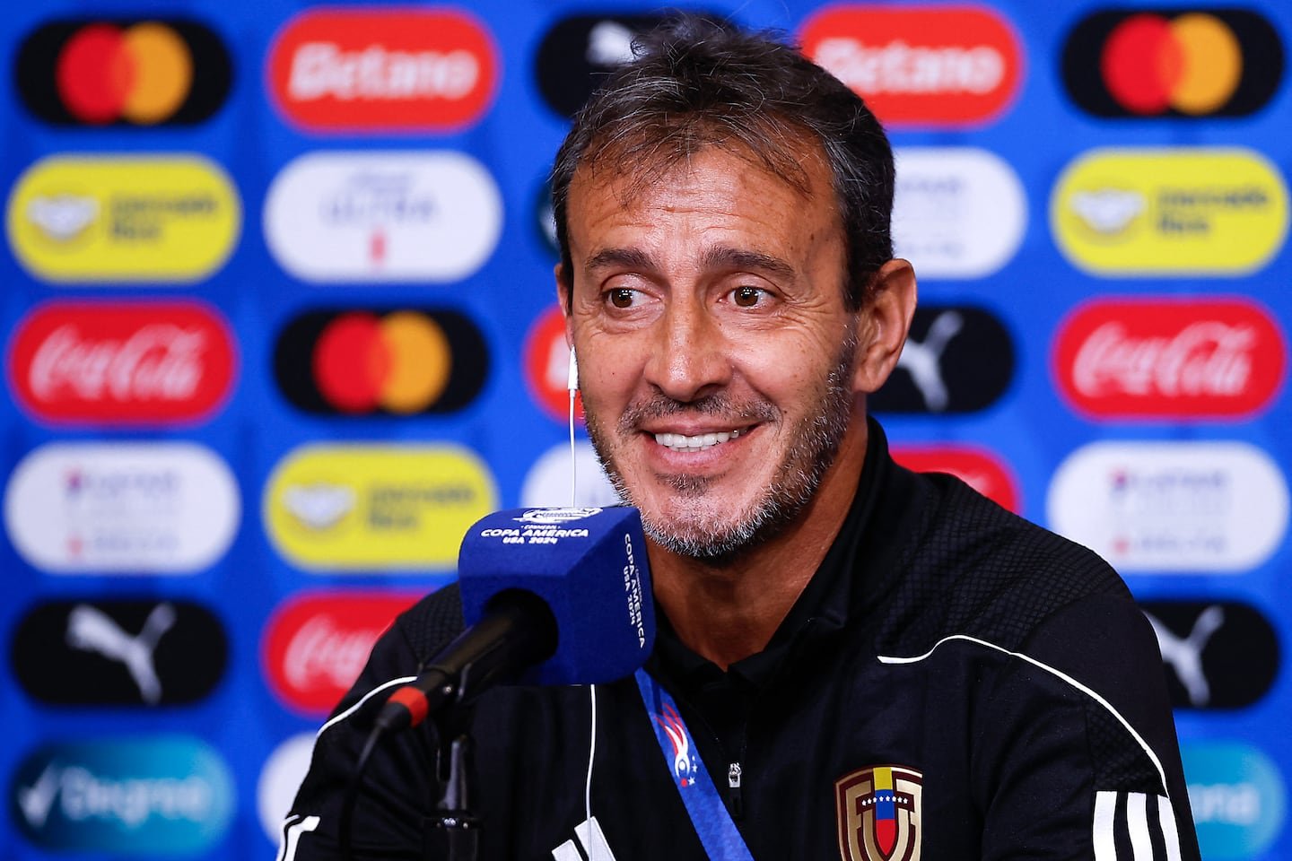 फर्नांडो बतिस्ताला सेलमध्ये प्रशिक्षकाची गरज आहे का? टिको फुटबॉलचे आवाज त्याच्या आगमनावर त्यांचे मत देतात