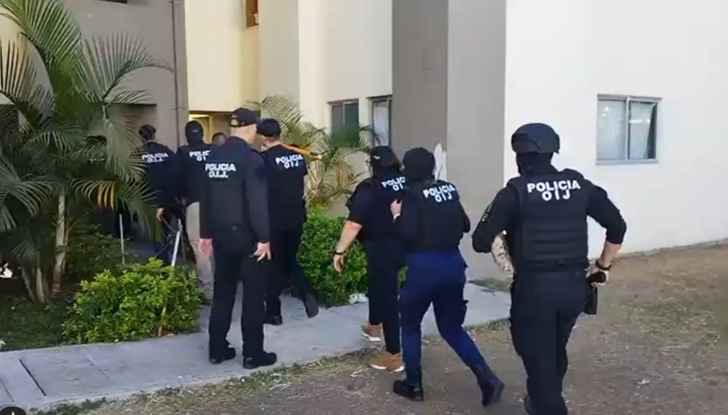 आपल्या तीन मुलांना रस्त्यावर पैसे आणि अन्नासाठी भीक मागायला लावणाऱ्या बापाला त्यांनी अटक केली