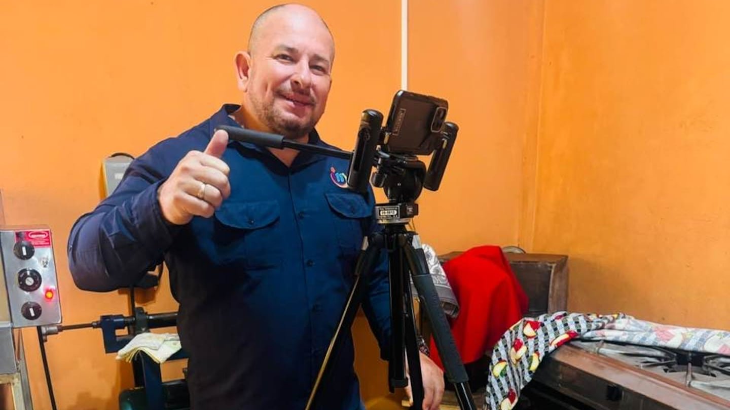 पत्रकार विल्यम बोनिला यांना रेप्रेटेलमधून काढून टाकल्यानंतर त्यांच्या कुटुंबासह कठीण प्रसंगाचा सामना करावा लागला