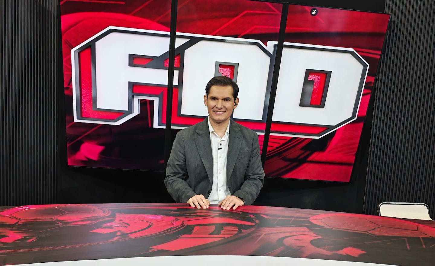 त्याने लिखित प्रेसमध्ये सुरुवात केली, रेडिओवर गेला आणि आता तो टेलिव्हिजनवर आहे, एक सर्व-भूप्रदेश पत्रकार