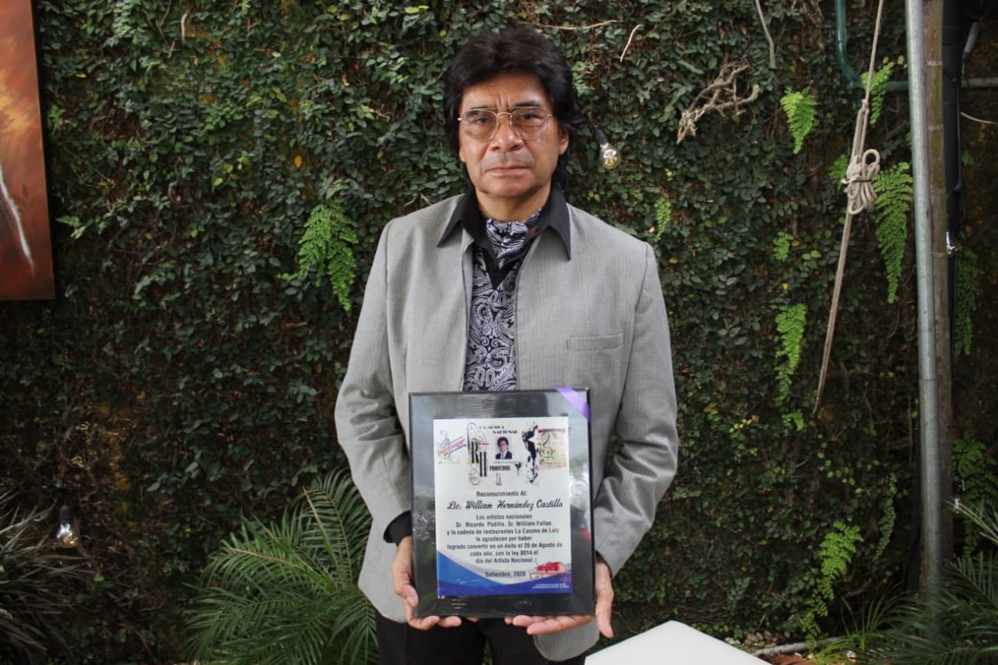 हा जोशुआ हर्नांडेझ आहे, पत्रकार विल्यम हर्नांडेझचा मुलगा, ज्याचा एका दुःखद अपघातात मृत्यू झाला.