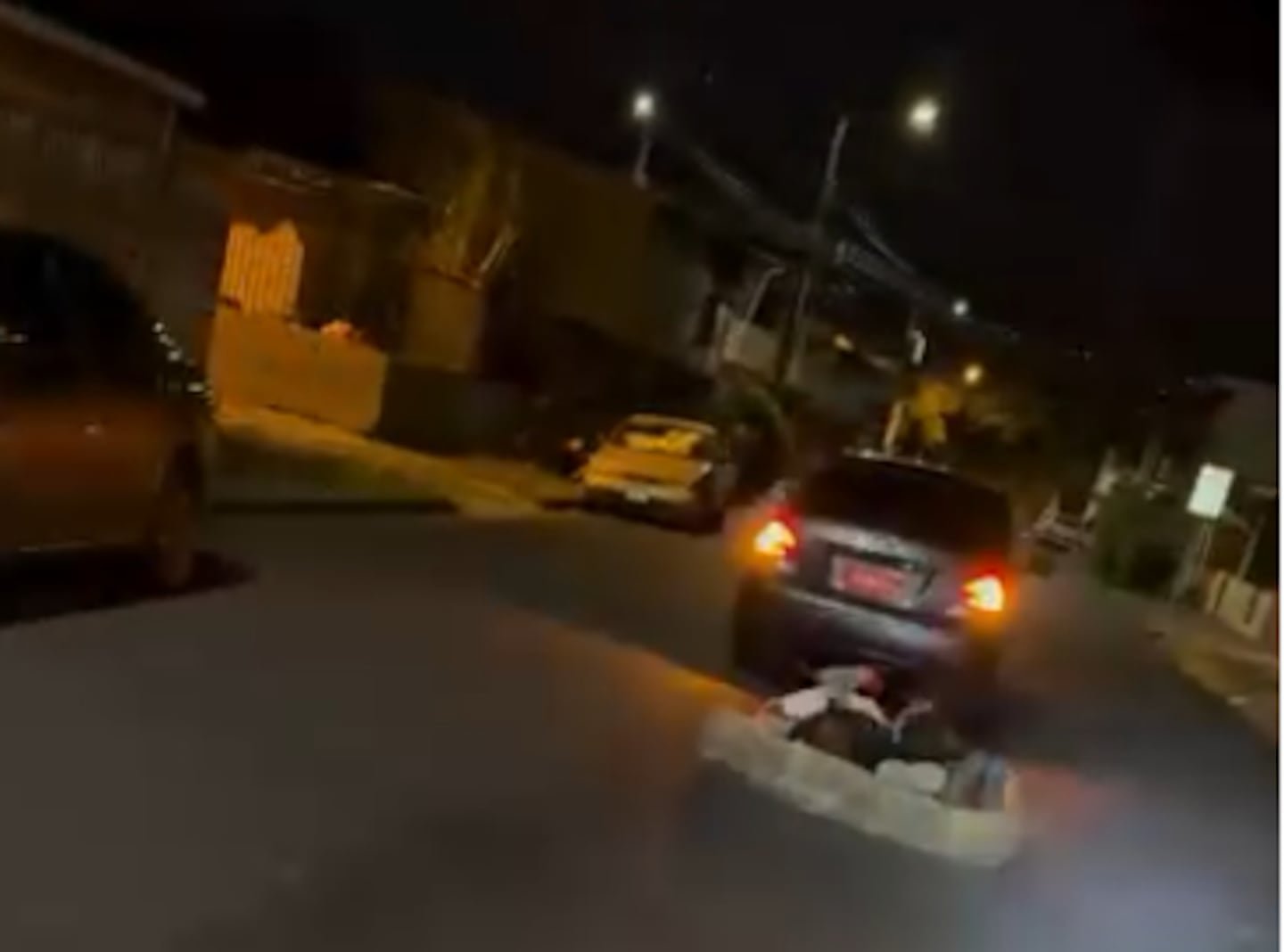 अत्यंत बेपर्वाई: कार तिबास रस्त्यावरून दोन माणसांना गादीवर खेचते