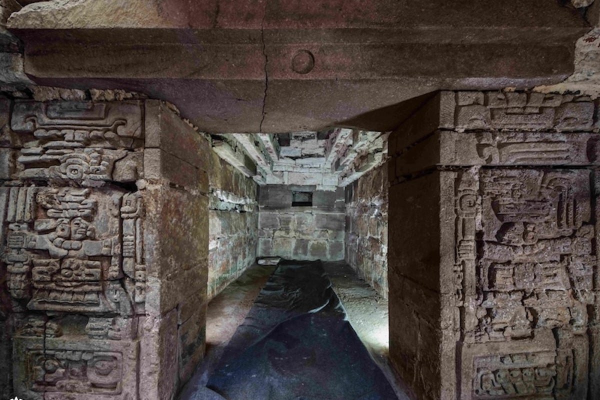 विचित्र घुबडाचे शिल्प असलेली एक प्राचीन कबर हा मेक्सिकोमधील दशकातील “सर्वात महत्त्वाचा शोध” आहे