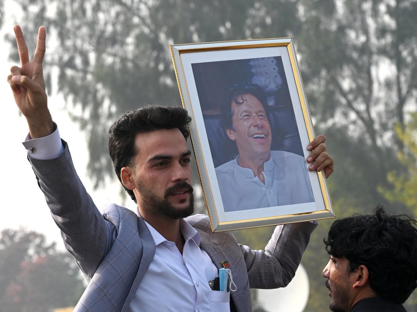 माजी पंतप्रधान इम्रान खान स्वस्थ आहेत पण पाकिस्तानच्या तुरुंगात आहेत, असे इम्रान खानच्या बहिणीने सांगितले