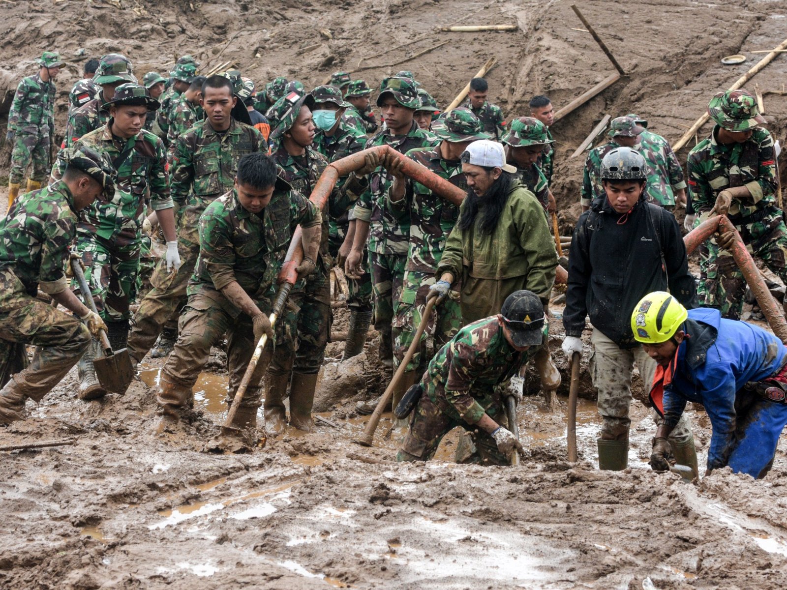 इंडोनेशिया भूस्खलन मृतांची संख्या वाढून 17 वर गेली आहे कारण डझनभर हवामान संकटाच्या बातम्या अद्याप गायब आहेत