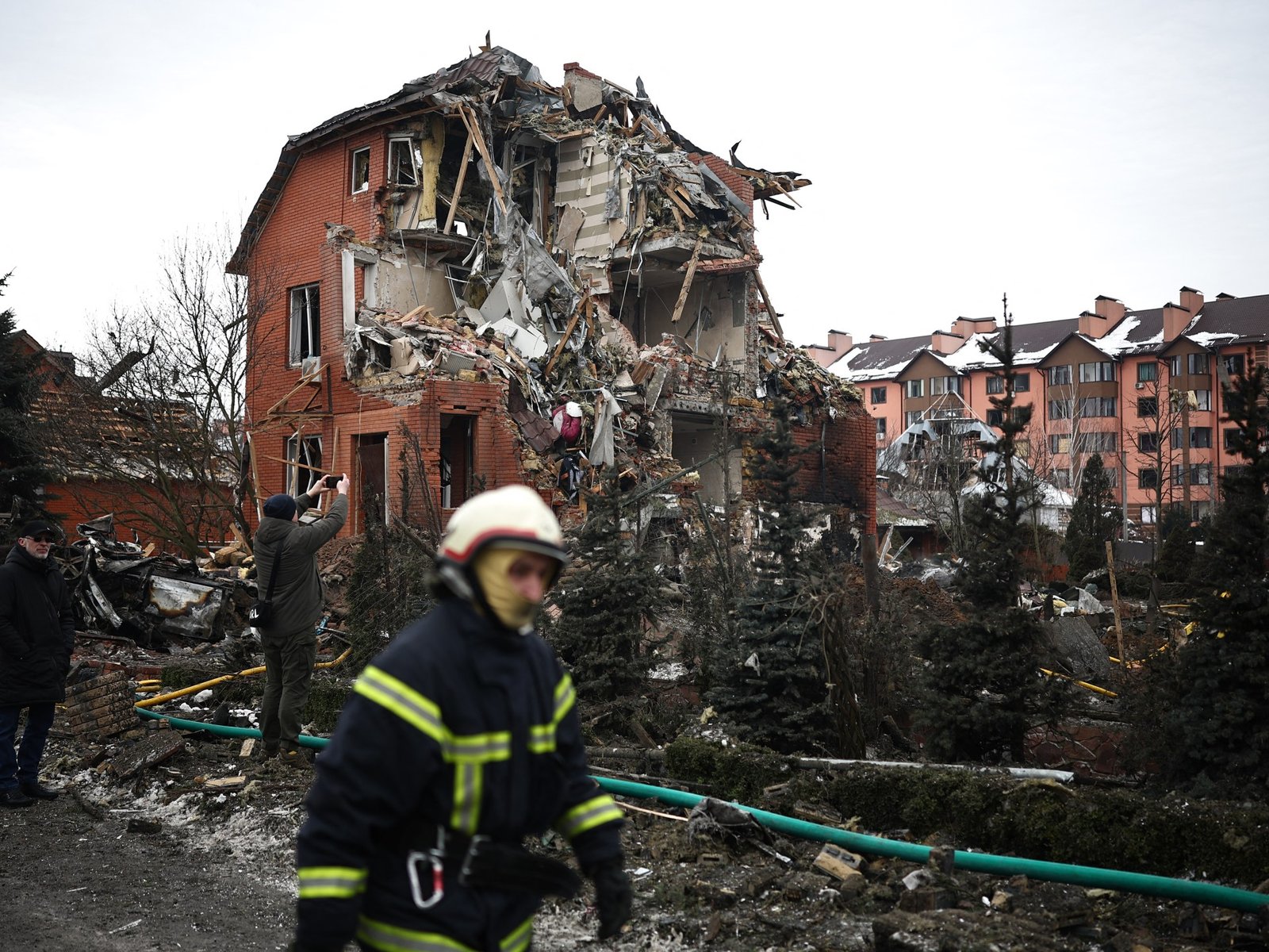युक्रेनच्या ऊर्जा क्षेत्रावरील रशियन हल्ल्यात किमान एक व्यक्ती ठार रशिया-युक्रेन युद्ध बातम्या