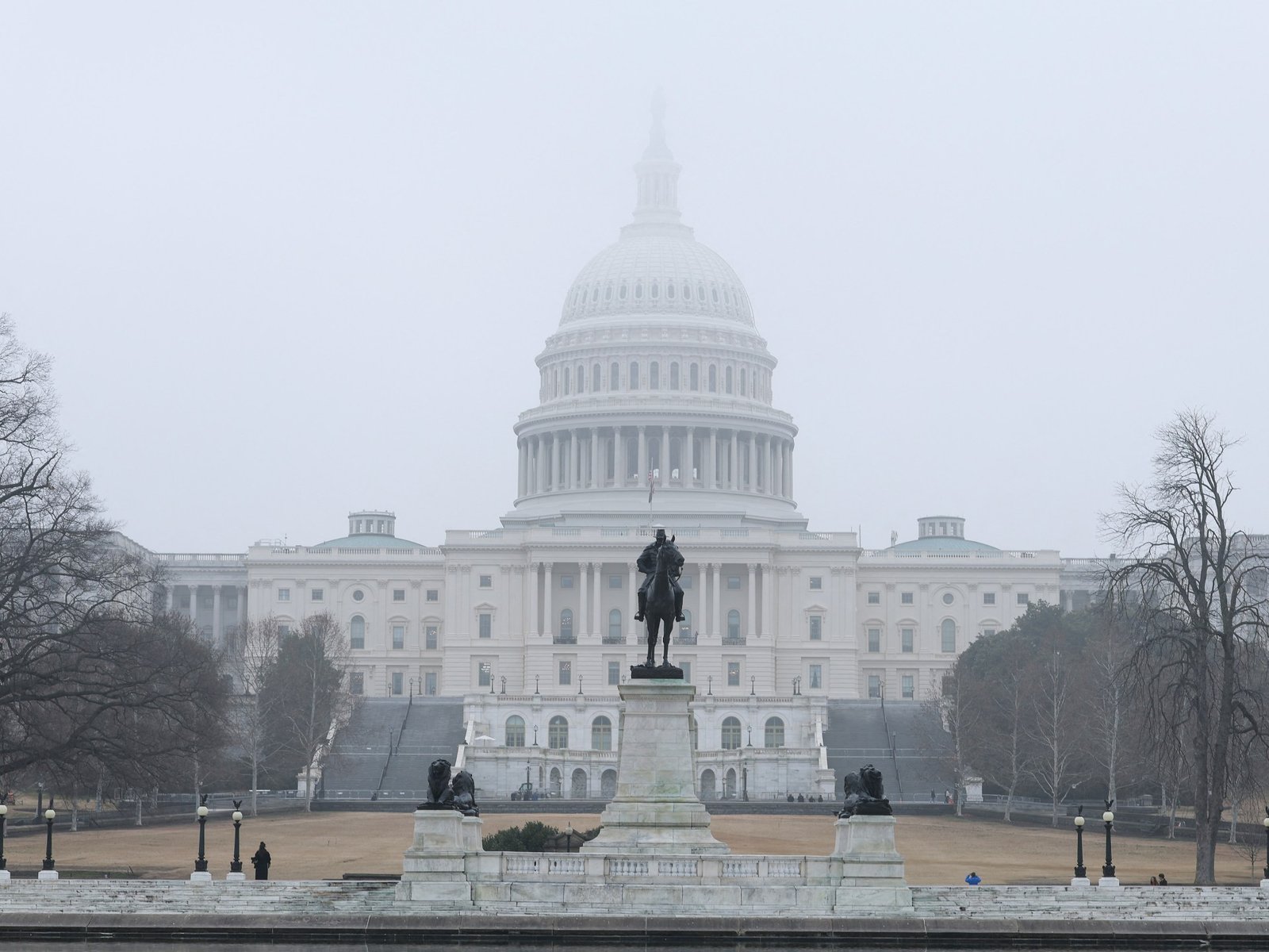 अमेरिकेच्या सभागृहाने इराण युद्ध संपवण्याचा ट्रम्प यांचा प्रस्ताव थोडक्याने नाकारला