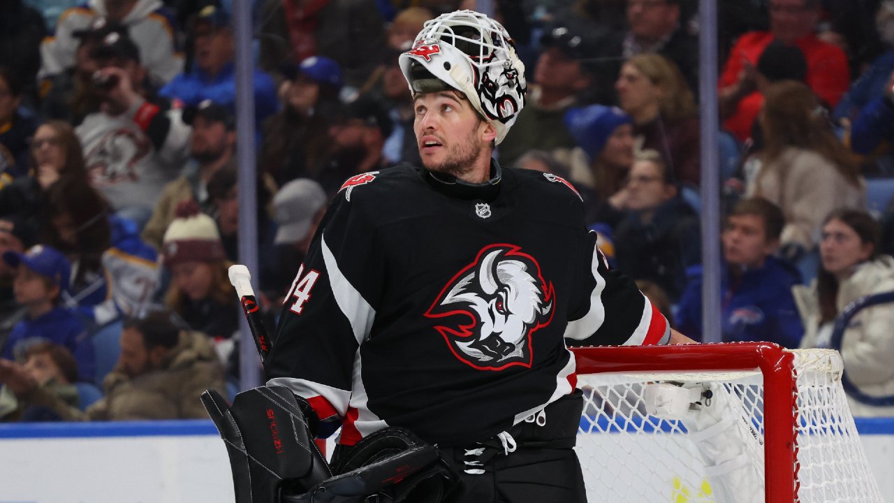 शरीराच्या खालच्या दुखापतीसाठी सेबर्स गोलटेंडर ॲलेक्स लिऑनचे मूल्यांकन केले जात आहे