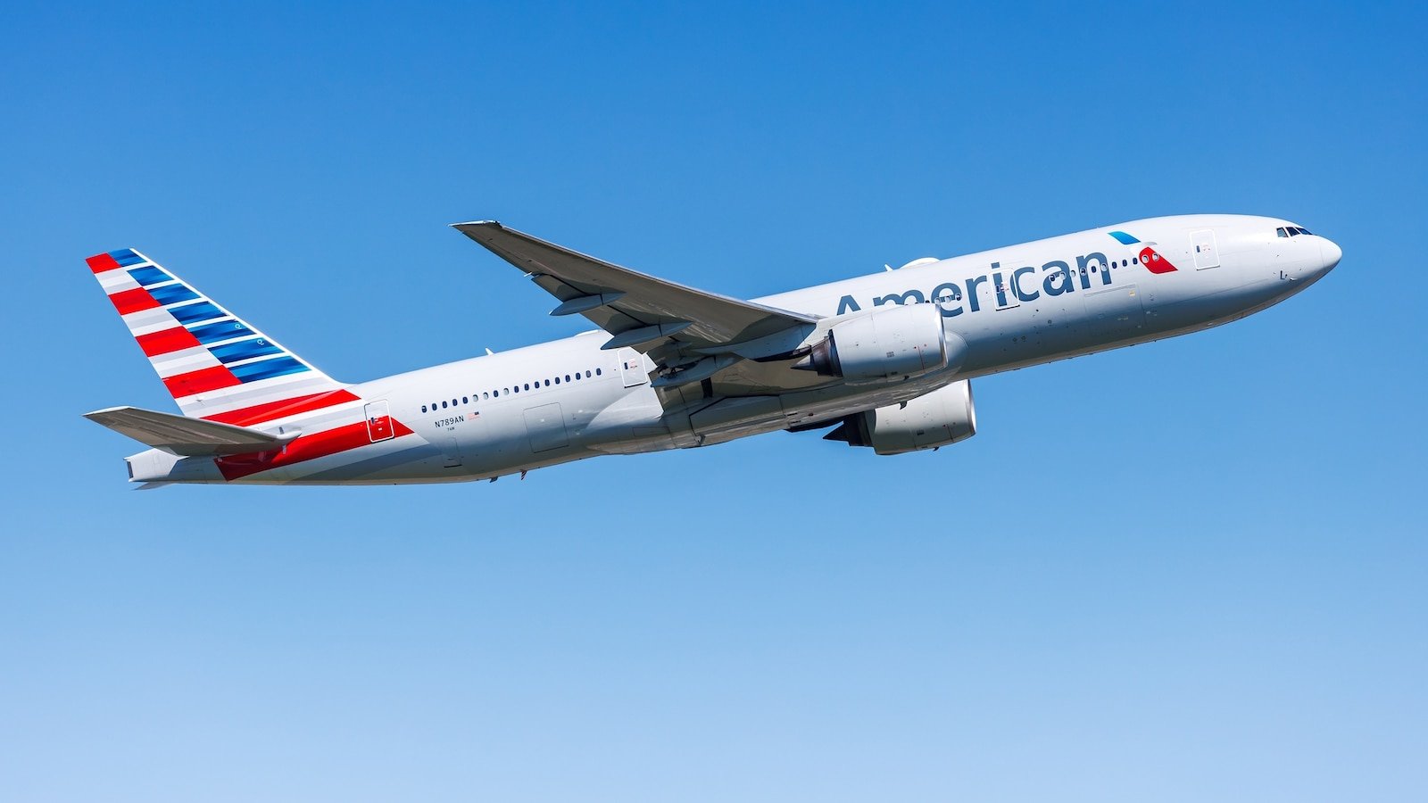 कोलंबियाचे अधिकारी अमेरिकन एअरलाइन्सच्या विमानातील गोळ्यांच्या छिद्रांचा तपास करत आहेत