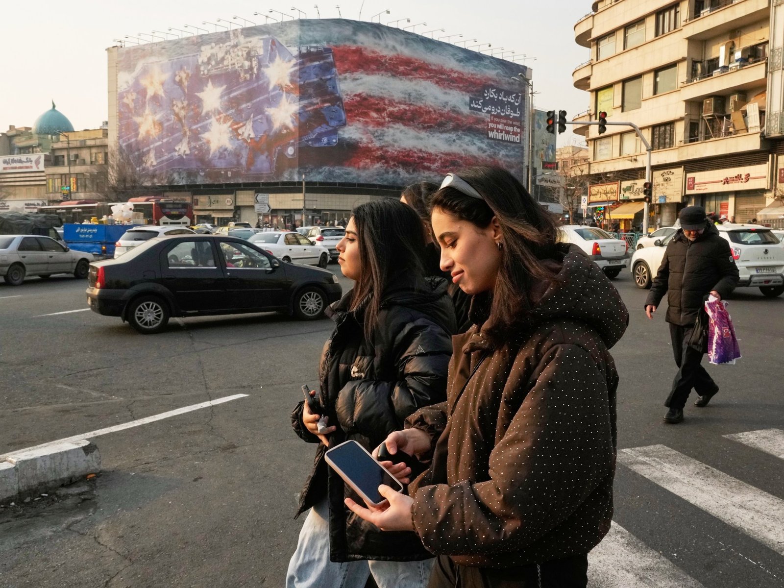 अमेरिकेचे ‘आर्मदा’ जवळ येत असताना इराणने हल्ला केल्यास गंभीर परिणाम भोगावे लागतील असा इशारा दिला आहे निषेध बातम्या