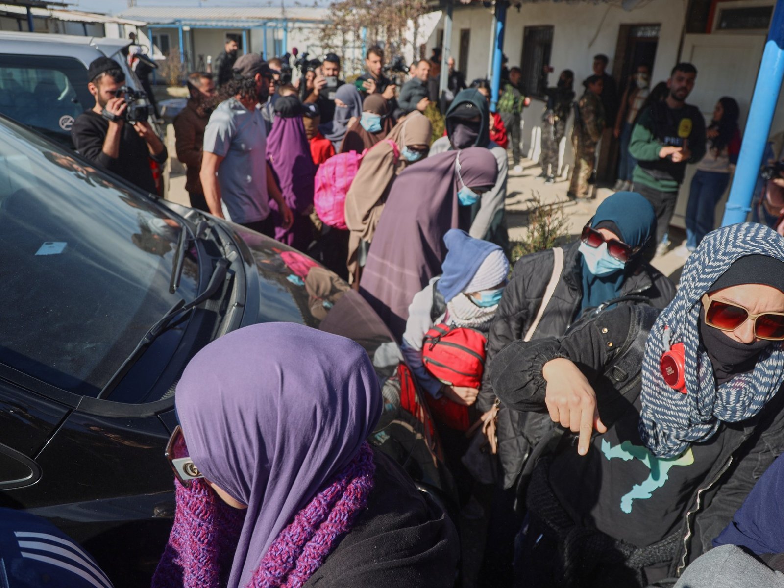 सीरियातील रोझ कॅम्पमधून डझनभर ऑस्ट्रेलियन ISIL नातेवाईकांची सुटका | बातमी