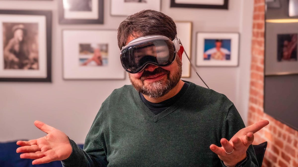 YouTube शेवटी Apple Vision Pro वर आले आहे. आम्ही आणखी Google ॲप्स दिसण्याची अपेक्षा करू शकतो?