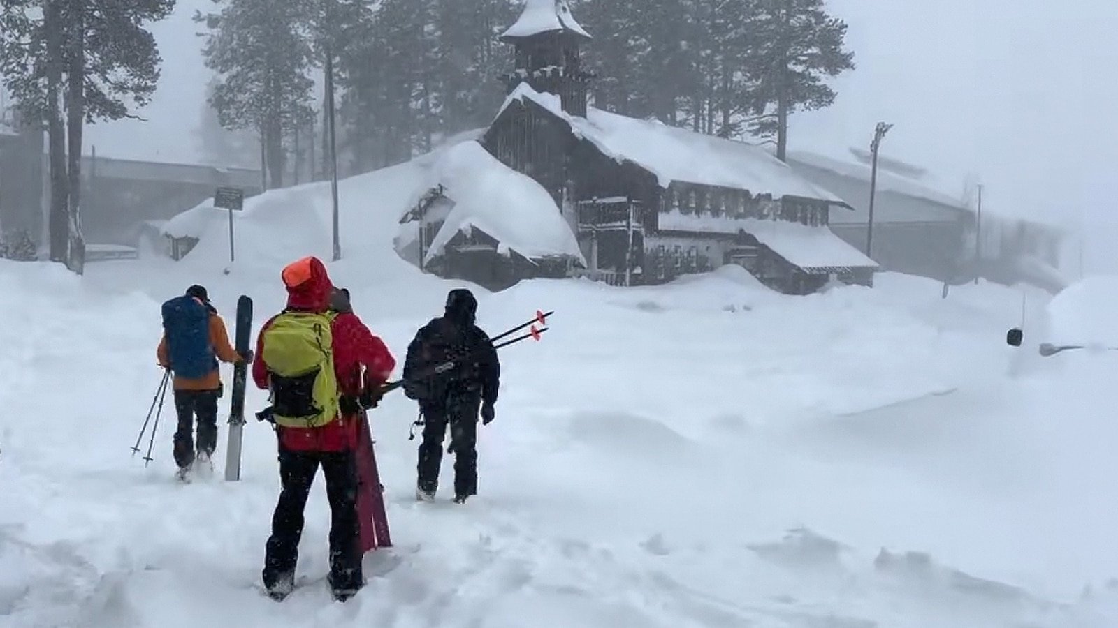 कॅलिफोर्निया हिमस्खलनानंतर बेपत्ता झालेल्या 9 स्कायर्सचा शोध सुरू आहे
