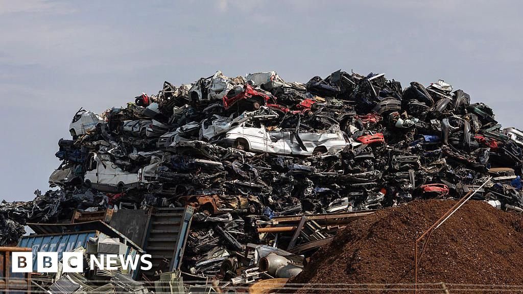 म्युनिक स्क्रॅपयार्ड येथे कारने चिरडल्याने 82 वर्षीय व्यक्तीचा मृत्यू झाला