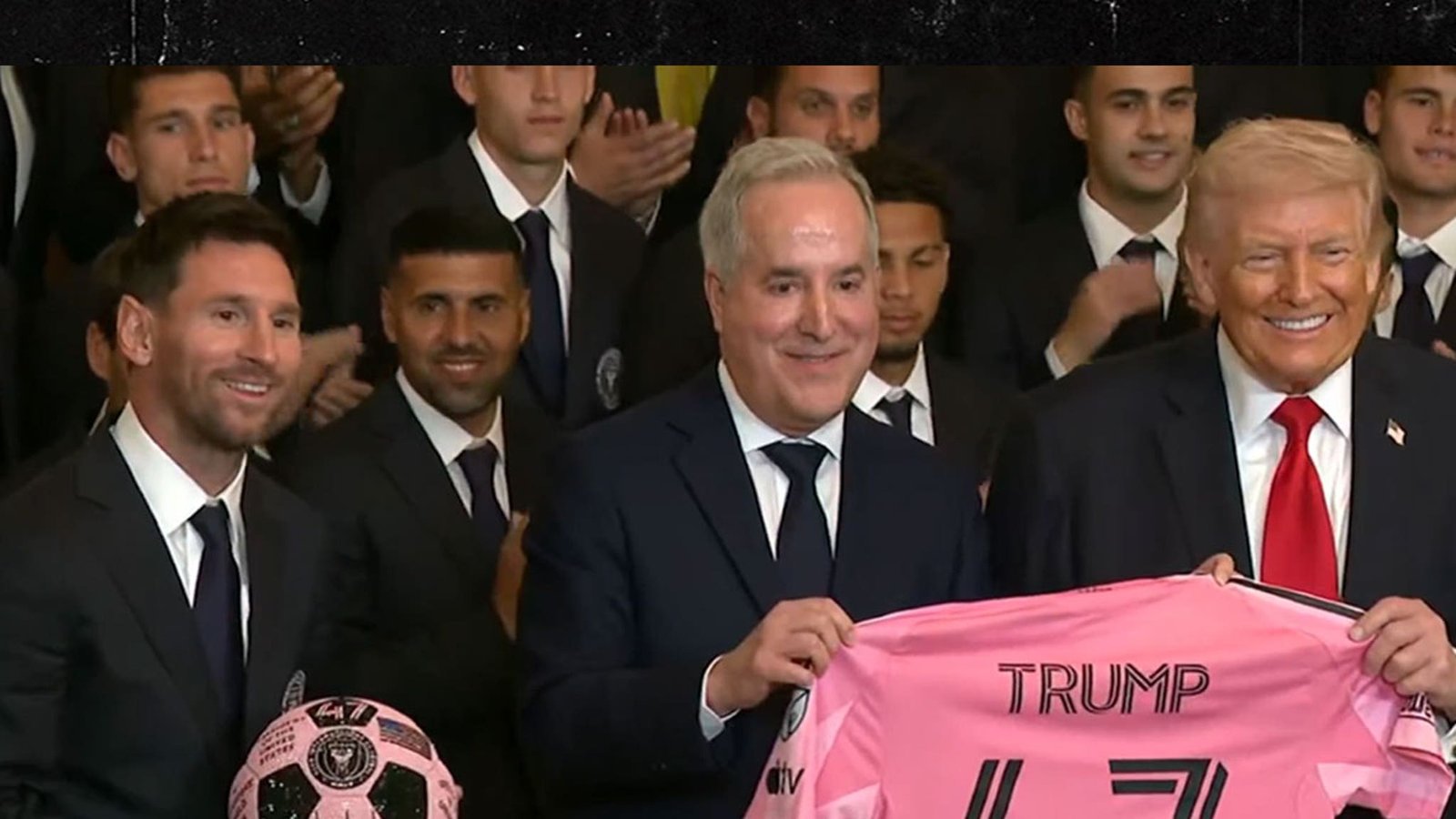 लिओनेल मेस्सी, इंटर मियामी एफसीने व्हाईट हाऊस भेटीदरम्यान डोनाल्ड ट्रम्प यांना विशेष घड्याळ भेट दिले