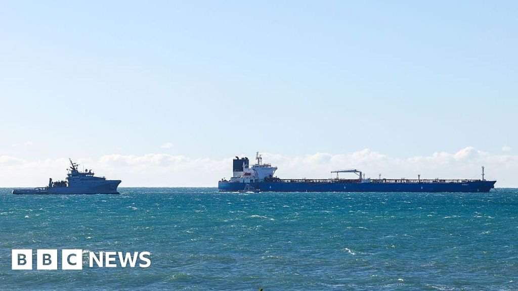 फ्रान्सने दंड भरून संशयित रशियन ‘शॅडो फ्लीट’ टँकर सोडले