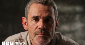 युद्ध छायाचित्रकार पॉल कॉनरॉय यांचे श्रद्धांजलीमध्ये निधन झाले