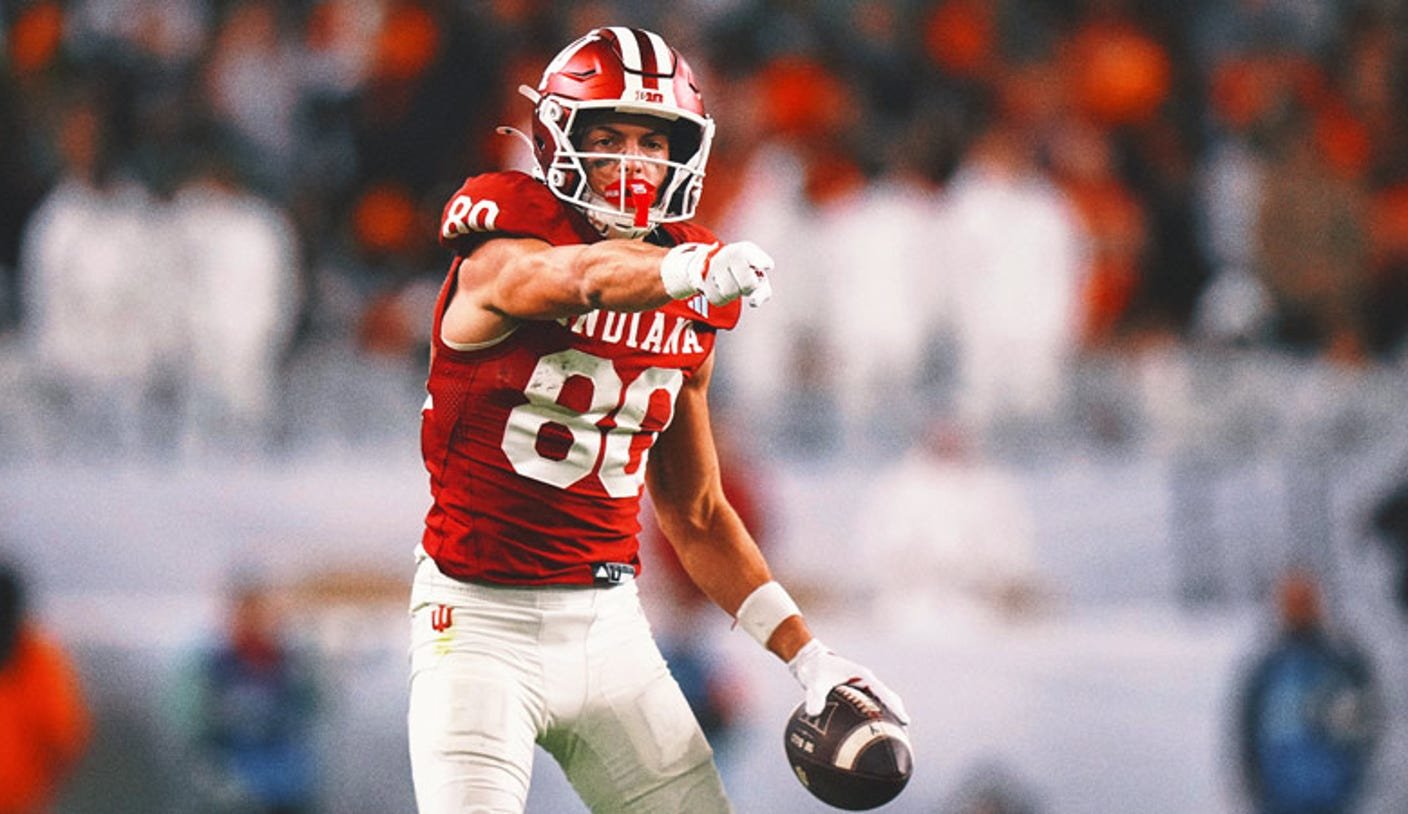 चार्ली बेकर कोण आहे? वाढत्या इंडियाना हुसियर रिसीव्हरबद्दल काय जाणून घ्यावे