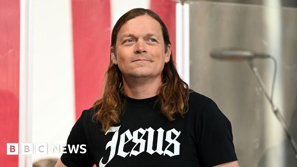 3 डोअर्स डाउनचे प्रमुख गायक ब्रॅड अर्नोल्ड यांचे वयाच्या 47 व्या वर्षी निधन झाले