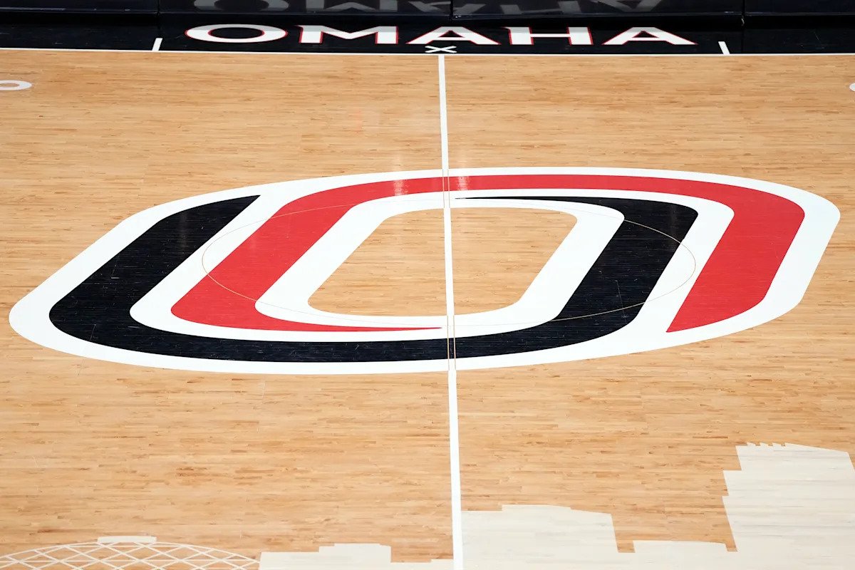 व्हायरल व्हिडिओ दाखवतो की नेब्रास्का-ओमाहा बास्केटबॉल खेळाडू दोन कार गिळल्यानंतर सिंकहोलमध्ये प्रवेश करतो