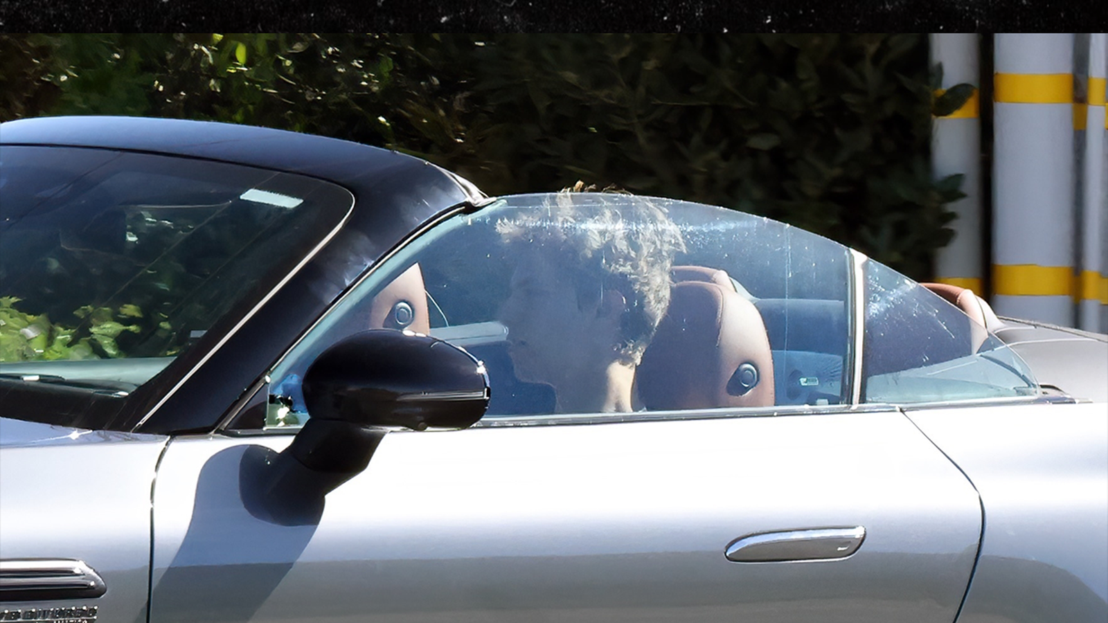 ब्रिटनी स्पीयर्सचा मुलगा जेडेन जेम्स त्याच्या आईच्या डीयूआय अटकेनंतर प्रथमच दिसला आहे.