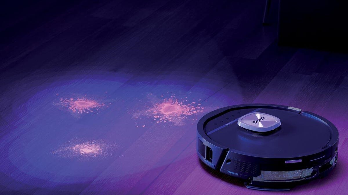 तुमचे मजले किती स्थूल आहेत हे पाहण्यासाठी शार्कचा नवीन रोबोट व्हॅक्यूम ब्लॅक लाइट वापरतो
