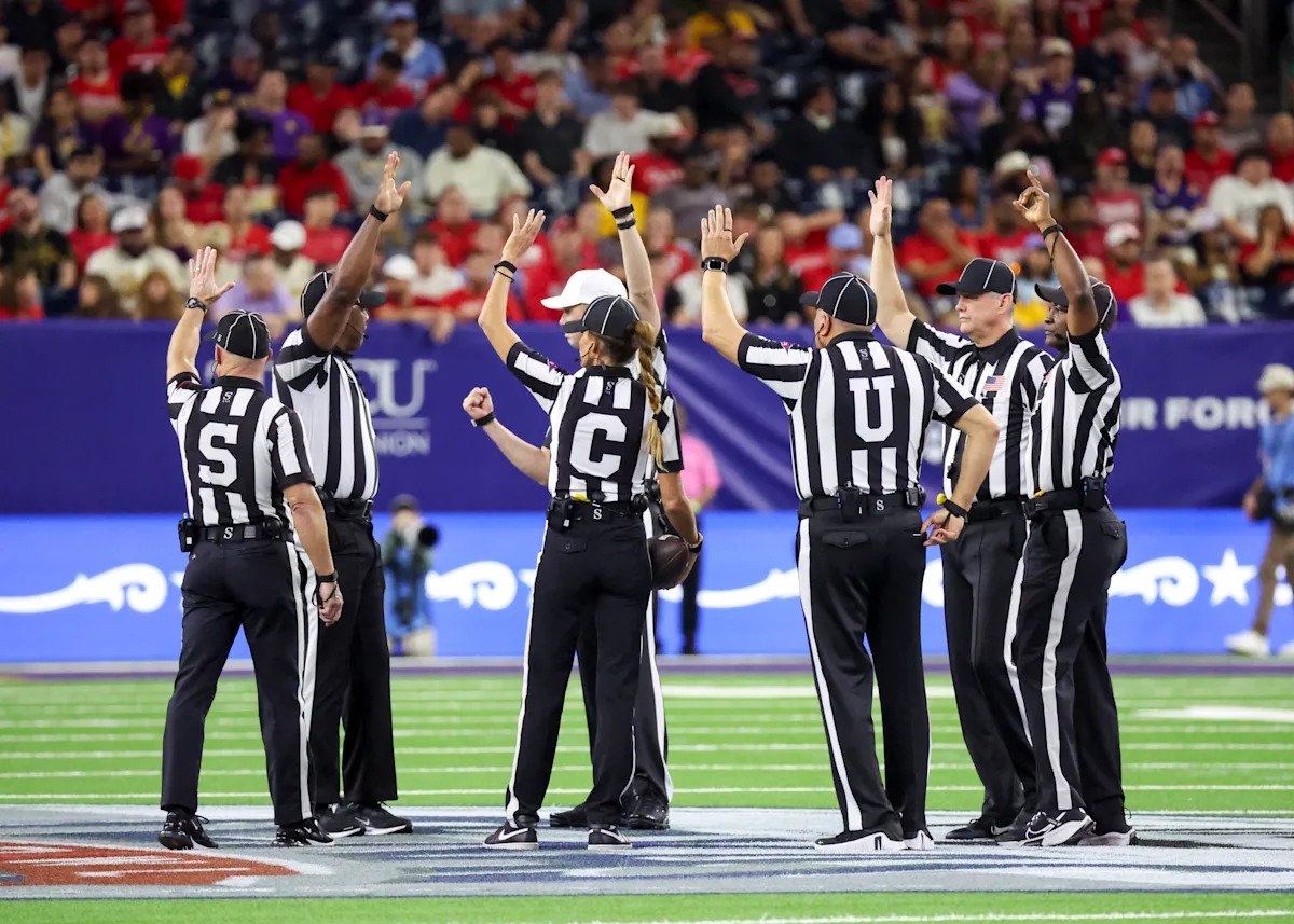 स्रोत: NCAA फुटबॉल समिती 7-आकड्यांचा दंड, बदली उल्लंघनासाठी मुख्य प्रशिक्षकाचे निलंबन विचारात घेत आहे