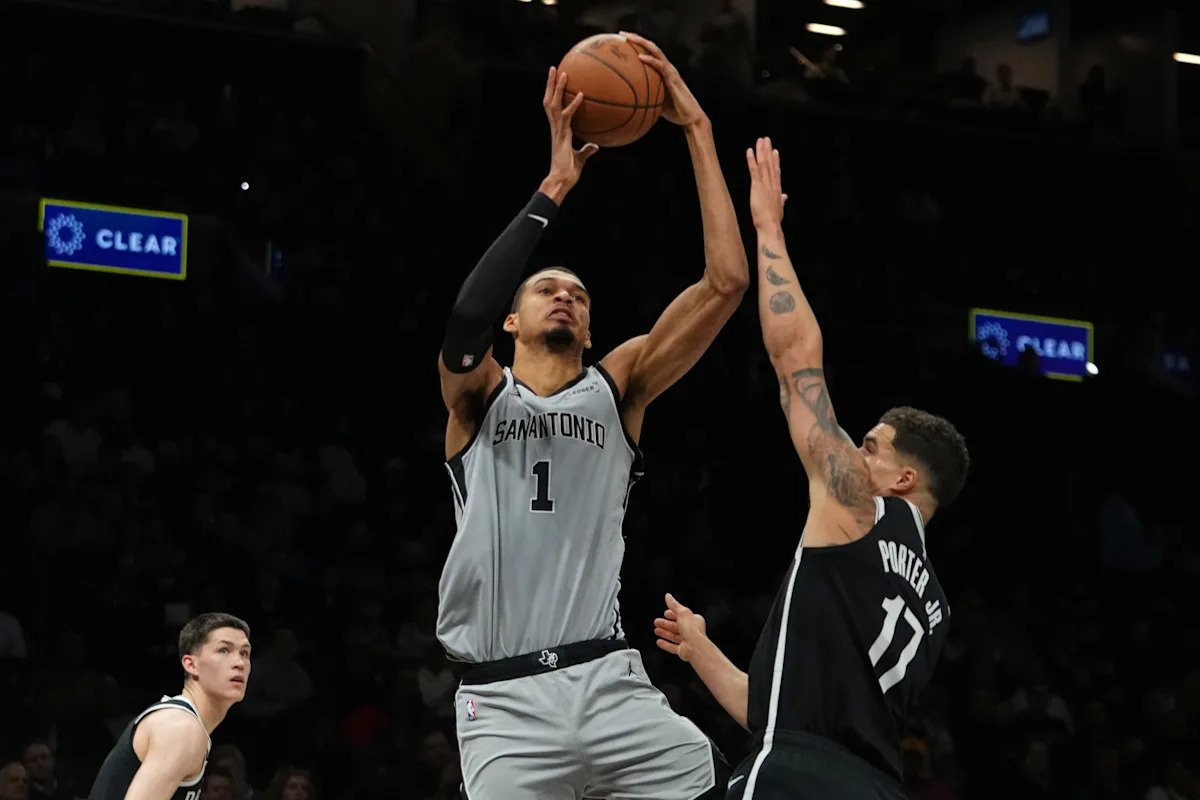 स्पर्सने सलग 11 वा विजय मिळवला, फेब्रुवारीमध्ये अपराजित राहून पूर्ण केले आणि वेस्टच्या सर्वोत्तम विक्रमासाठी थंडरसह बंद केले