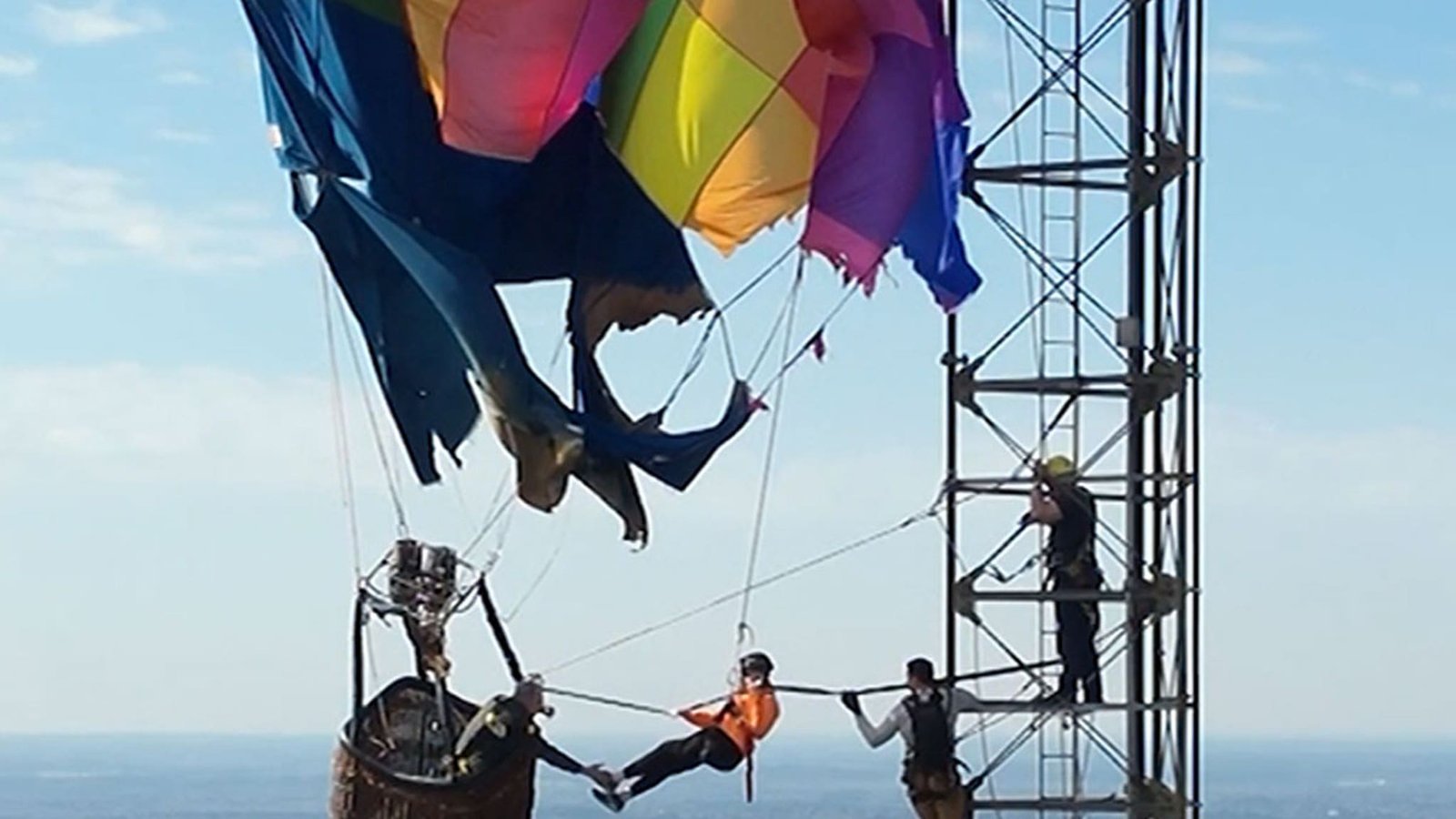 900 फूट उंच टॉवरवर अडकल्यानंतर हॉट एअर बलूनिस्टची सुटका करण्यात आली, व्हिडिओमध्ये