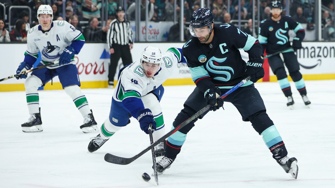 क्रॅकेनने कॅनक्सचा पराभव केल्याने एबरलेने दोन गोल केले