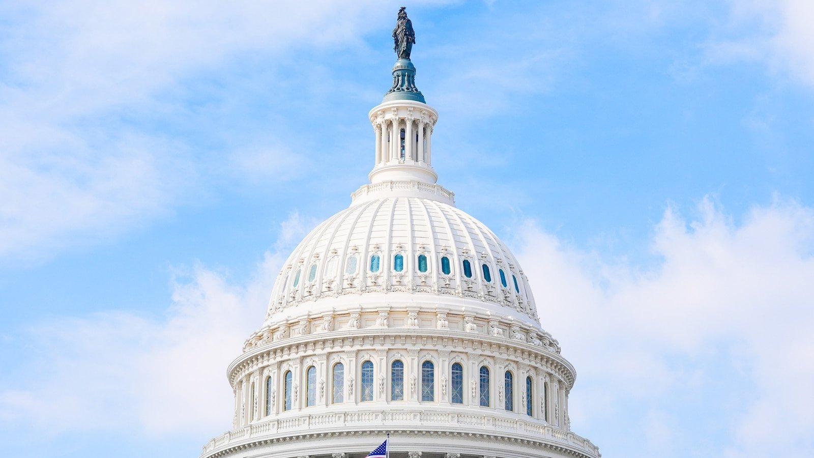 यूएस कॅपिटलच्या बाहेर बंदुकीसारखे दिसणाऱ्या माणसाला अटक: पोलिस