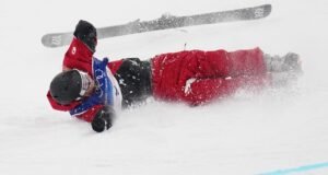 कॅनेडियन कॅसी शार्पचा पात्रता फेरीत अपघात झाला आणि त्याला स्लेजवर काढण्यात आले