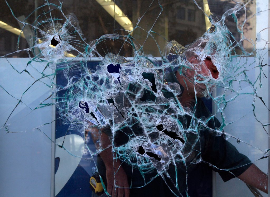 एका सकाळी सहा अल्मेडा व्यवसायात चोरी किंवा तोडफोड केल्याचा संशय असलेल्या एका व्यक्तीला