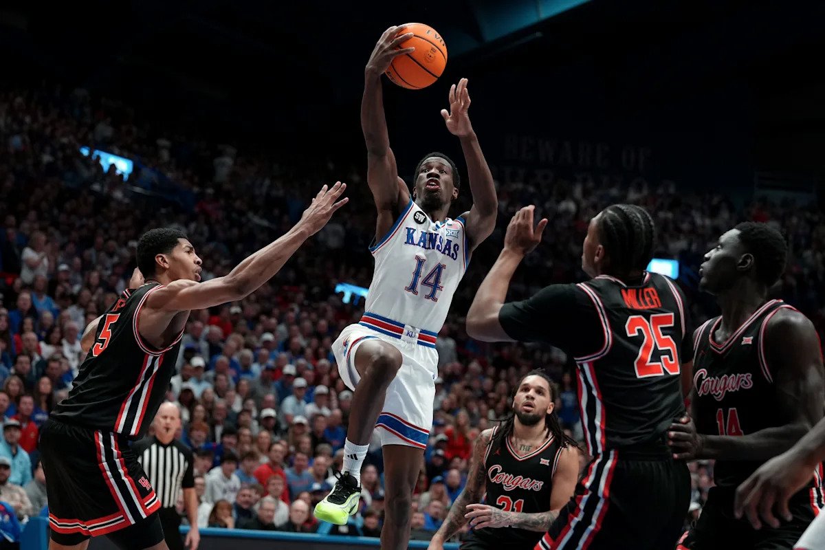 क्र. 14 कॅन्ससने क्र. 5 ह्यूस्टनला मागे टाकले, कौगर्सला त्यांचा सलग तिसरा पराभव पत्करावा लागला आणि शक्यतो नंबर 1 ची आशा संपुष्टात आली.