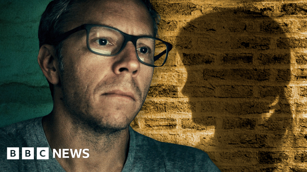 एका गडद वेब एजंटने मुलीला अनेक वर्षांच्या हानीपासून वाचवण्यासाठी बेडरूमच्या भिंतीचा क्लू कसा शोधला