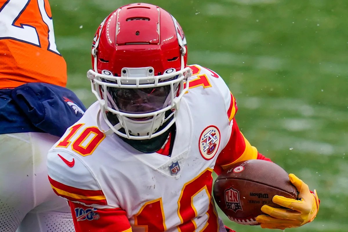 मियामी डॉल्फिन्स WR टायरिक हिल सोडत आहेत