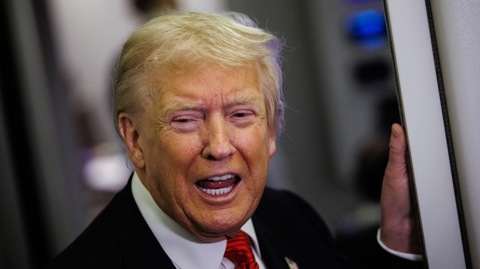 एका सोशल मीडिया पोस्टमध्ये राष्ट्राध्यक्ष ट्रम्प यांना जीवे मारण्याची धमकी दिल्याचा आरोप या व्यक्तीवर आहे